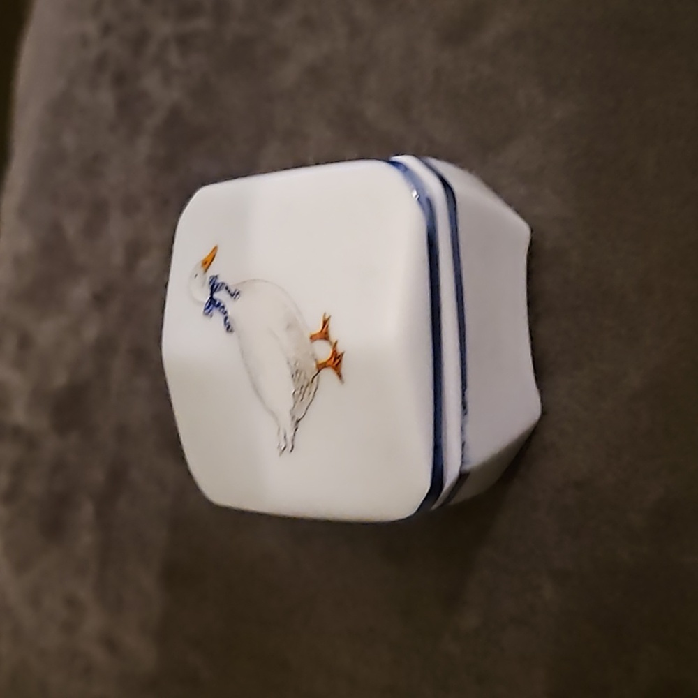 LIMOGES VINTAGE TRINKET PILL BOX